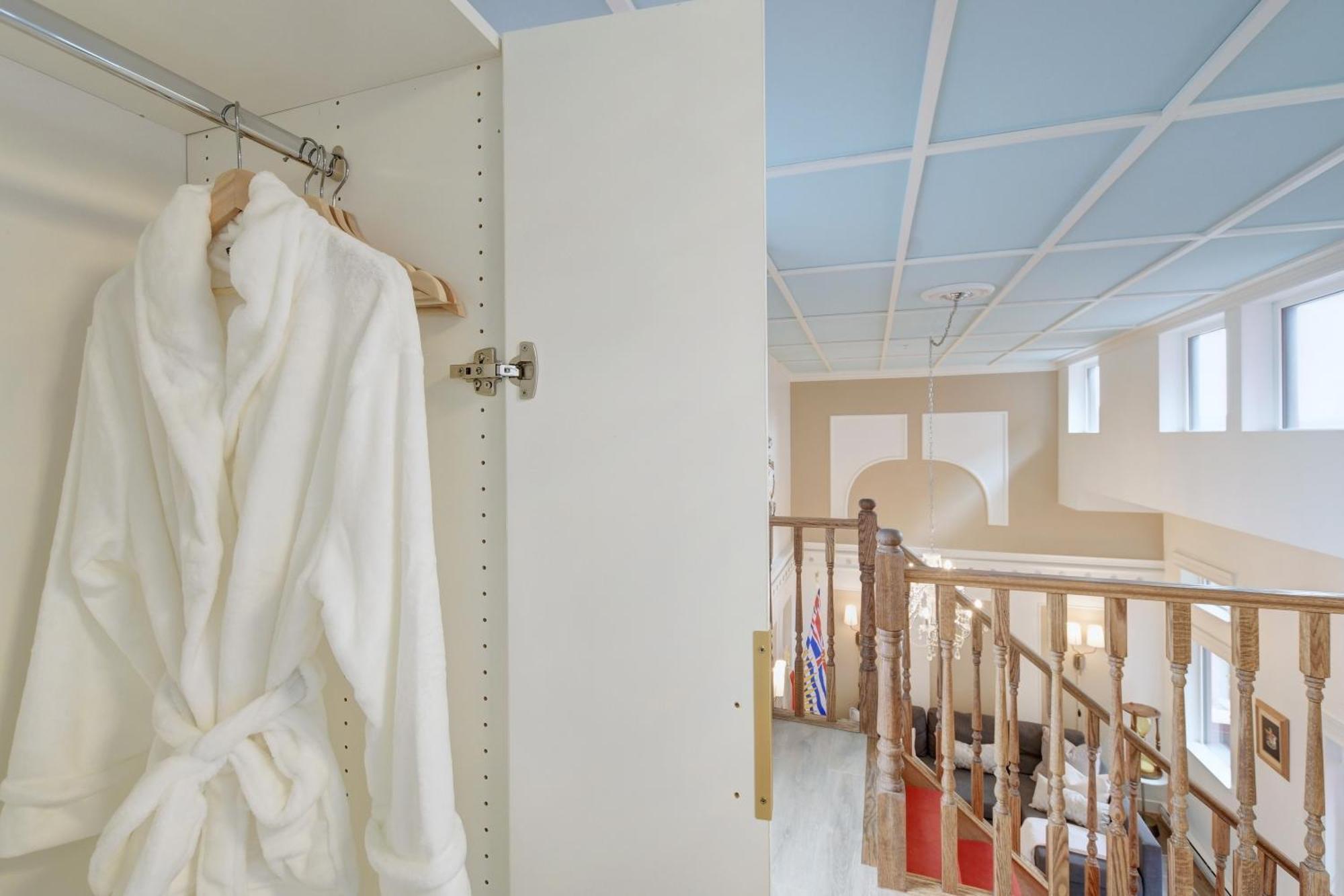 Victoria'S Parliamentary Suite With Private Rooftop Patio & Harbour View Eksteriør billede